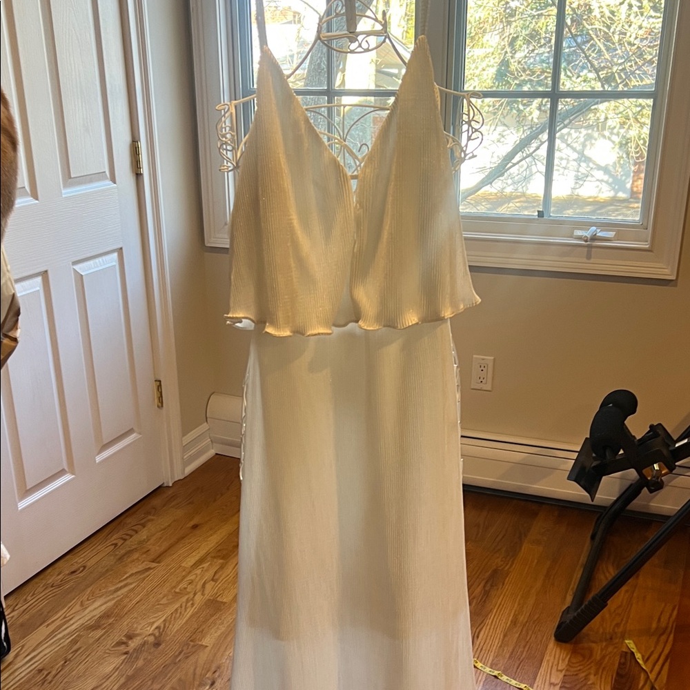 Elegant white Sleeveless Dress with open back